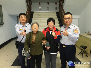 家屬對於警方耐心的服務精神協助老母親與家人重逢，感謝之情溢於言表。

