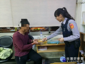 員警買便當給迷路男子充饑。林重鎣攝