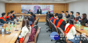 桃園市長鄭文燦於市府，接見中國青年救國團青年節活動籌備委員及社會優秀青年。

