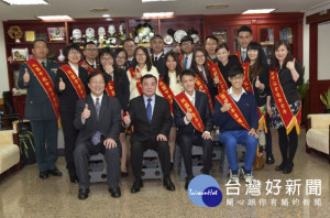 邱議長與優秀青年代表合影留念 
