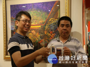 
大甲德化國小老師李子慶二十七日起，在裕珍馨三寶文化館舉辦彩繪畫展，同時展售愛心馬克杯、義賣所得捐貧戶活動，吸引眾多雅士參觀並一起做公益。（記者陳榮昌攝）