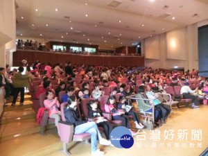 
大甲區公所承辦道卡斯藝文活動，精彩的「可可夜總會」電影，觀賞人潮把中正紀念館放映空間擠得滿滿。（記者陳榮昌攝）