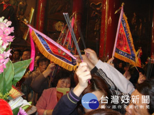 
大甲媽祖九天八夜，步行三百四十餘公里到新港奉天宮遶境進香即將展開，近日準備參與遶境信眾紛持香旗到鎮瀾宮過香爐薰旗，以示起馬（起程）。（記者陳榮昌攝）

