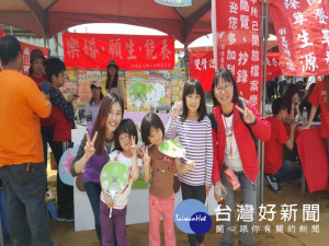 
外埔區公所「趴趴GO行動服務台」專車正式開駛，有效的方便服務區民辦事，一些小朋友看到區長柯宏黛，要求與拍照留念。（記者陳榮昌攝）
