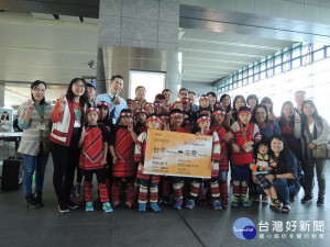 高鐵台中站贈車票給紅葉國小。林重鎣攝