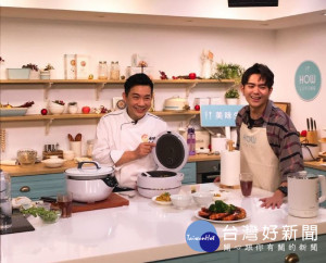 主持人黃書維(右)與主廚吳秉承(左) 。