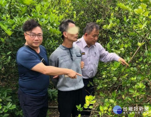 竹山鎮43歲蕭姓男子（中）今天中午潛入國姓鄉福龜村檸檬園行竊，被附近農民發現報案，當場被員警逮捕。