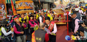 負責祭(接)貳香的莿桐天瑤宮執事人員先向南瑤宮鑾轎參拜獻供品由進香主委邱建富市長收下。 