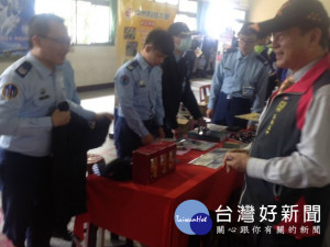 
嘉陽高中籌辦盛大的升學博覽會，計有四十多個攤位，不乏久負盛名的連鎖企業設攤召才，因嘉陽獨有的「飛修科」、「航電科」辦學特色，航空業特別獲學生的喜歡。（記者陳榮昌攝）