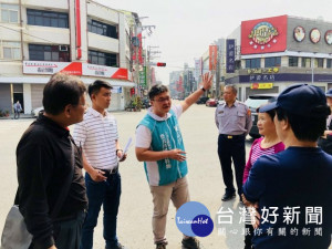 
大甲區最寬闊面的經國路與蔣公路口，因標示不明，造成車禍連連，立法院副院長蔡其昌助理蔡其昌昨日會同民眾及主管單位現場會勘，官員允諾會優先設置機車待轉區。（記者陳榮昌攝）