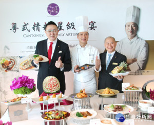 香格里拉遠東飯店集團廚藝總監劉冠麟(左)、香格里拉台北遠東飯店行政主廚陳國華(中)、香格里拉台南遠東飯店副總經理伍錦翰(右)合照。