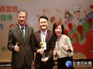 就讀朝陽科大資管系博士生的大馬學生林子怡(中)榮獲教育部技職之光獎項，跟教育部技職司司長楊玉惠(右)及朝陽科大校長鄭道明(左)合影。（圖/朝陽科技大學