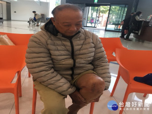 患者膝蓋用機器人手臂開刀傷口小。林重鎣攝