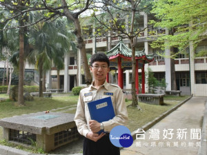 
大甲高中替代役男蔡亦涵，感受服務單位有著良好的讀書風氣，重拾書本，立志投入教育界。（記者陳榮昌攝）