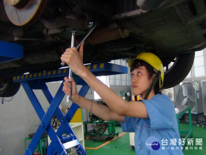 女學生學修車。林重鎣攝