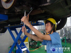 女學生學修車。林重鎣攝