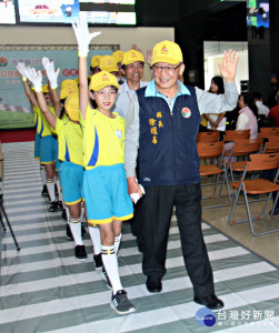 為推動「兒童通過路口交通安全」，苗縣率全國之先，推動學童戴小黃帽交安宣導。（記者許素蘭／攝）