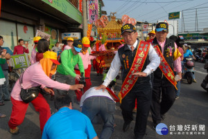 南瑤宮笨港進香回鑾彰化市遶境時鑾轎讓信眾鑽轎腳祈福。媽祖鑾轎前立者為彰化市長邱建富。