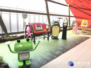 A18車站內布置海綿寶寶、豆豆龍、小丸子、蠟筆小新、熊本熊等卡通人物結合田埂路的裝置藝術，營造幸福車站的意象。