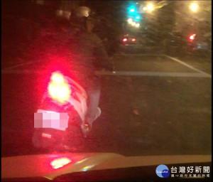 葉姓男子蛇行逼車，竟一路騎車跟進派出所，當場就被查獲是酒後駕車。