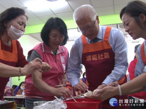 高麗菜價跌 黃美慧1.5萬顆水餃送弱勢