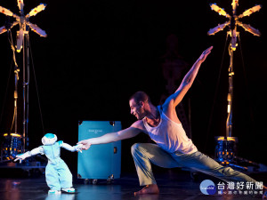 智能機器人NAO與專業舞者共舞。（圖/記者郭文君攝）