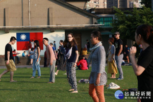 板橋435藝文特區4 日至8日精彩起動，由園區藝術家郭嘉源及林佩瑩帶領民眾跳出春日草地的青春活力。（圖／文化局提供）