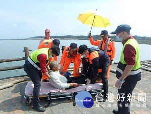 81歲的吳老先生因暈眩且四肢癱軟無力倒臥路旁，第四海岸巡防總隊三條崙安檢所即刻救援、協助送醫。（記者陳昭宗拍攝）