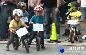 訓練孩童平衡感 滑步車新流行體驗