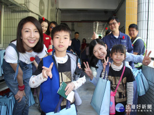 中華航空公司志工團送愛至偏鄉小學，帶領偏鄉孩子一同想像飛行的搭機體驗。（圖／記者黃村杉攝）