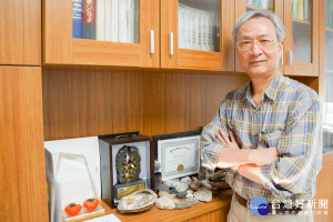 中央大學光電系李正中榮譽講座教授深耕光學領域多年，教研成果豐碩，獲得2018 The OSA Sang Soo Lee Award殊榮。