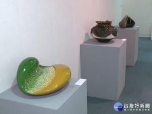 從事漆藝40餘年 彭坤炎創作中華大學展出