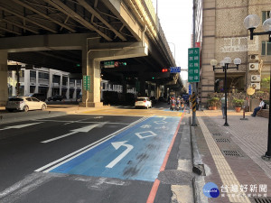 交通局於中和區中正路建康路口(中正路往南方向左轉建康路)增設機慢車左轉專用道，4月10日下午已開放機慢車使用。（圖／記者黃村杉攝）