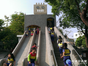 泰山兒童貴子公園新增3米長的機器人懷舊磨石子溜滑梯，造型萌翻天。（圖／民政局提供）