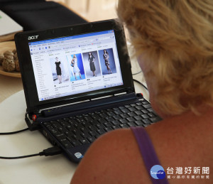 消基會11日發佈調查報告，點名多間網購服飾商家，都有退換貨、運費計算…等規則訂定，不符《消保法》規定待改善。（圖／Flickr帳號Keith Williamson）