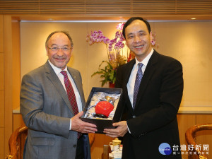 德國史坦堡縣姊妹市來訪，拜會新北市長朱立倫，並在新北市政府多功能集會堂由兩個城市共同舉辦「琴牽雙城」音樂會。（圖／記者黃村杉攝）