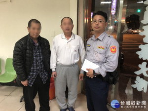 員警李志堅買了1碗麵讓張姓老先生裹腹止飢，另尋線找到其弟來領人。