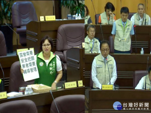 針對桃園市沒有一處合法露營區，桃園市議員林俐玲質詢市府觀旅局長楊勝評。