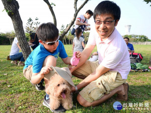 考古狗大會師邀集裝扮考古、原住民風的狗狗齊聚一堂。（圖／十三行博物館提供）