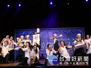 
弘光科技大學十二日晚上舉辦「我的舞蹈日記」2018系際盃舞蹈比賽，餐旅系結合課程秀系，舞出整齊優美之美感舞姿，得獎又獲掌聲。（記者陳榮昌攝）