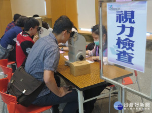 新北聯醫13日於市府大禮堂進行黃斑部病變、眼壓檢測及肝功能免費篩檢。（圖／記者黃村杉攝）