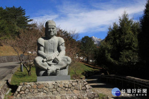 矗立於玉山國家公園塔塔加遊憩區入口的「布農勇士」石雕藝術作品。

