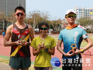 左起男學生第一名楊晁青、女學生第一名郭沛靈、校友組第一名廖益廷。