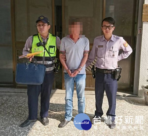男子酒醉駕車上路，一路蛇行遭警方攔查，酒測值嚴重超標，當場被扣車移送。（記者陳昭宗拍攝）