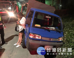 女子因不勝酒力而未注意前方狀況，將所駕駛之貨車開進水溝卡住動彈不得，滿身酒氣站在路邊。（記者陳昭宗拍攝）