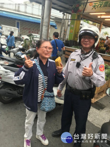 南門警助找回「遺忘的錢包」 婦人樂呵呵