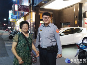 大陸來台旅客獨自外出迷途徘迴，警積極查尋協助返回投宿旅店與家人相聚「警察先生真的是太感謝你了」