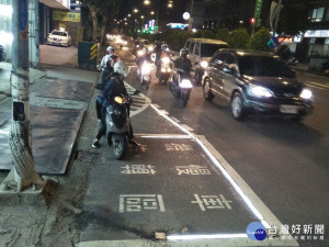 交通局於中和區橋和路左轉橋安街方向設置機慢車左轉待轉區LED輔助燈光。（圖／交通局提供）