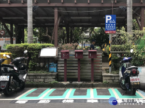 提供電動機車友善停車空間，新北市交通局規劃設置路邊電動機車專用停車格。（圖／交通局提供）