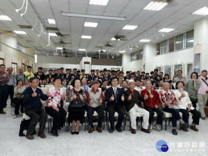 

大甲高工十八日舉辦「楊允謨、林茂祥戊戌圓夢─水墨作品聯展」，吸引眾多師生及地方人士參觀，畫作內容豐富多樣，直接提升學校師生的人文素養與藝術氣息。（記者陳榮昌攝）